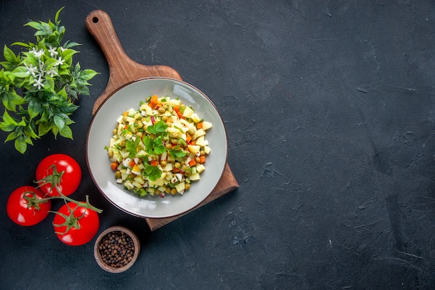 Draufsicht leckerer Salat im Teller mit roten Tomaten dunkler Hintergrund Diät Gesundheit Restaurant Essen Küche Lebensmittelfarbe