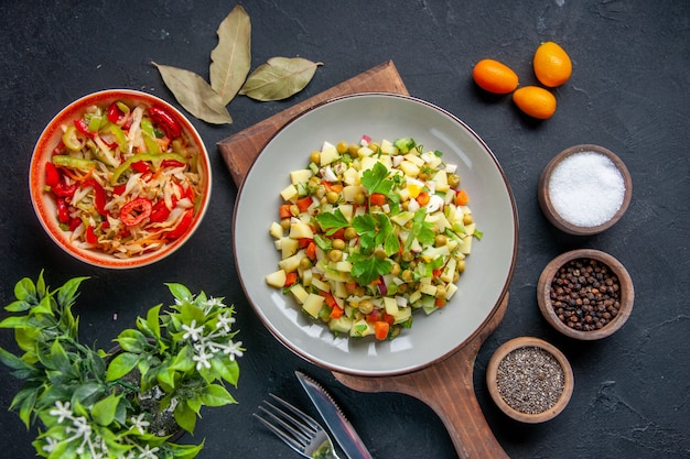 Draufsicht leckerer salat mit bohnenkartoffeln und eiern im teller dunkler hintergrundmahlzeit küche gesundheit horizontale farbrestaurantdiät