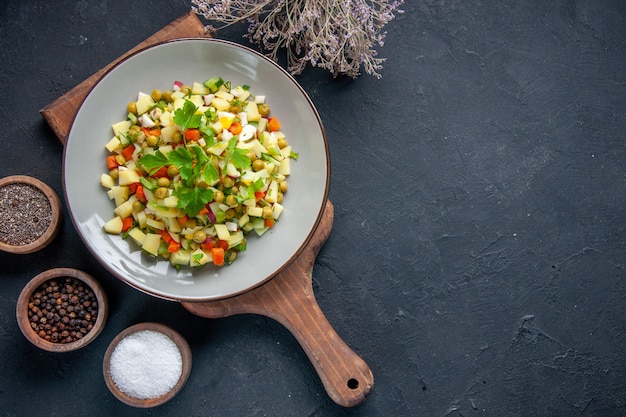 Draufsicht leckerer Salat mit Bohnenkartoffeln und Eiern im Teller mit dunklem Hintergrund Mahlzeit Küche Gesundheit horizontale Farbe Restaurant Essen