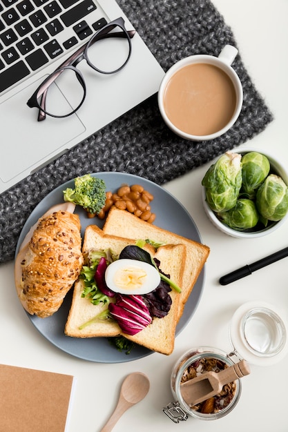 Foto draufsicht leckeres frühstück mit toast und kaffee