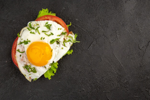 Draufsicht leckeres Sandwich mit Eiern und Tomaten auf dunklem Hintergrund Mahlzeit Ei Frühstück Mittagessen Essen Omelett Brot kochen freien Platz für Text