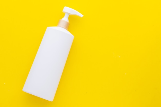 Draufsicht leere weiße Plastikpumpenflasche, die für Shampoo oder Seife verwendet wird
