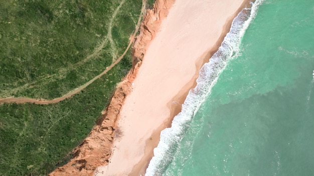 Draufsicht-Luftbild einer Seelandschaft mit Strand und Meer mit türkisfarbenem Wasser. Website-Hintergrund mit Kopienraum. in der Nähe des Dorfes Sanzheyka in der Region Odessa, Ukraine