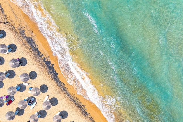 Foto draufsicht luftdrohnenfoto des bananenstrandes mit wunderschönen türkisfarbenen meereswellen und strohschirmen urlaubsreisen hintergrund ionisches meer insel zakynthos griechenland