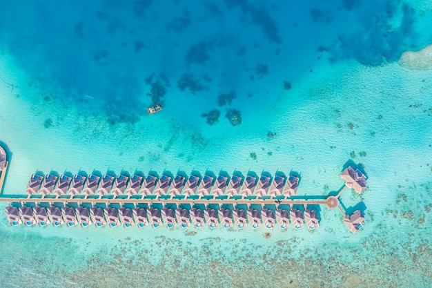 Draufsicht, Luftlandschaft, luxuriöse tropische Resort-Wasservillen, Meereslagune. Schöner Inselstrand