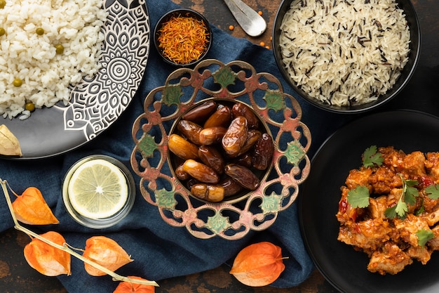 Foto draufsicht mahlzeit mit datteln und reis