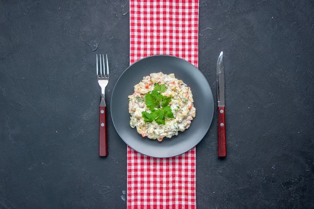 Draufsicht Mayonnaise-Hähnchen-Salat im Teller mit Gabel und Messer