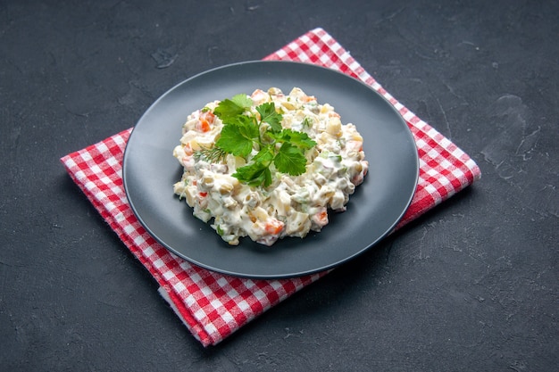 Draufsicht Mayonnaise-Hühnersalat mit Gemüse im Teller