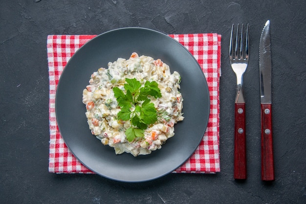 Draufsicht Mayonnaise-Hühnersalat mit Gemüse im Teller