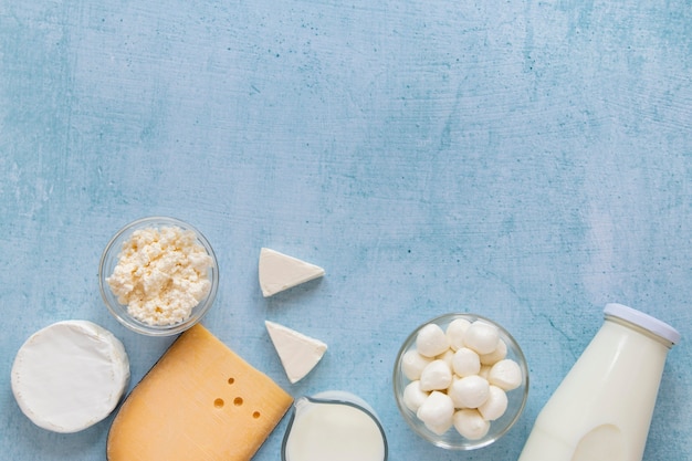 Foto draufsicht milch und käse anordnung