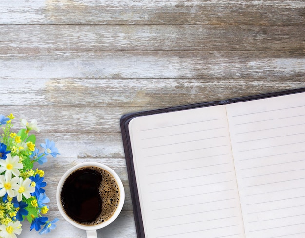 Draufsicht mit Kaffeetasse Blume und Notebooks auf Holztisch Kopieren Sie Platz für Ihr Design