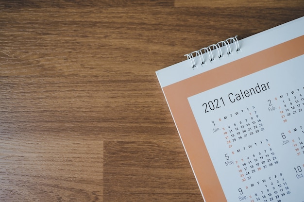 Draufsicht mit Kalender 2021 Monat auf Holzboden