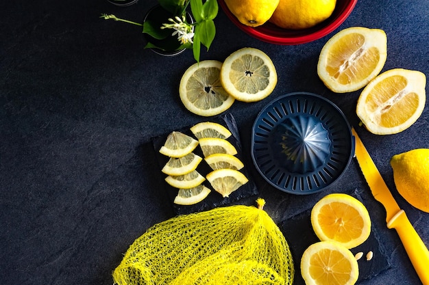 Draufsicht mit Kopierbereich für frische und reife ZitronenGesunder Lebensmittelhintergrund
