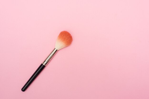 Draufsicht Nahaufnahme des Make-up-Pinsels auf rosa Oberfläche.