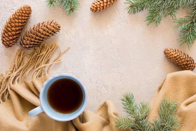 Draufsicht niedliche Winter Tasse Tee und Zapfen