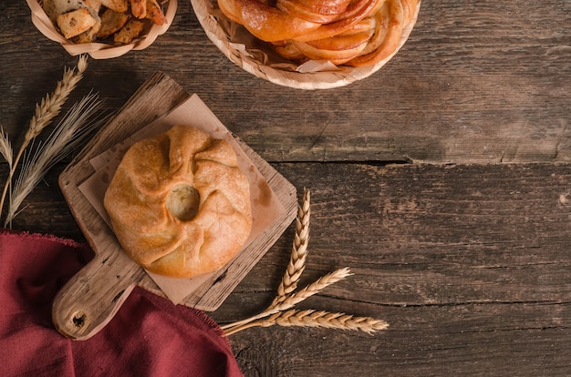 Draufsicht o Curly Pie mit Füllung auf Holzhintergrund mit Kopierraum