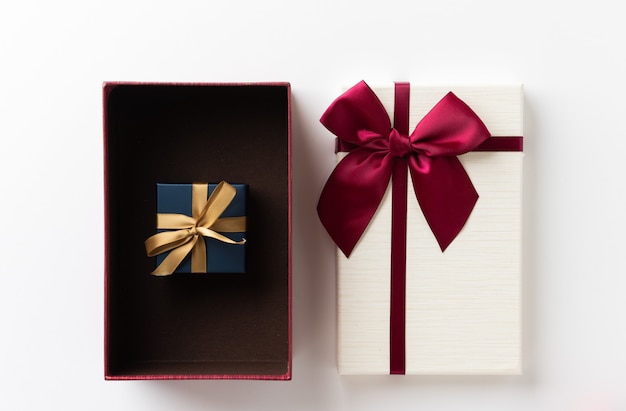 Draufsicht offenes Geschenkbox-Modell auf dem weißen Tisch