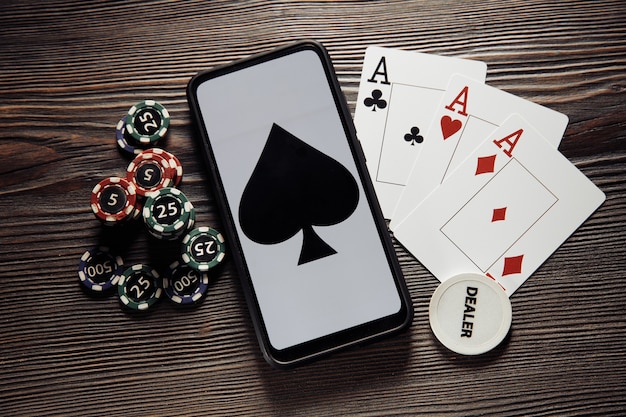 Draufsicht Online-Pokerspiel auf dem Handy