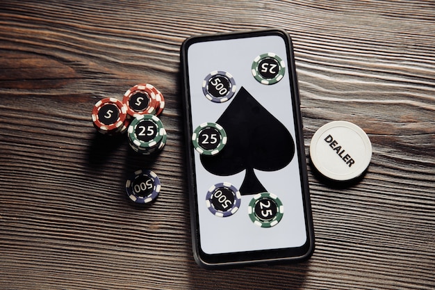 Draufsicht Online-Pokerspiel auf dem Handy