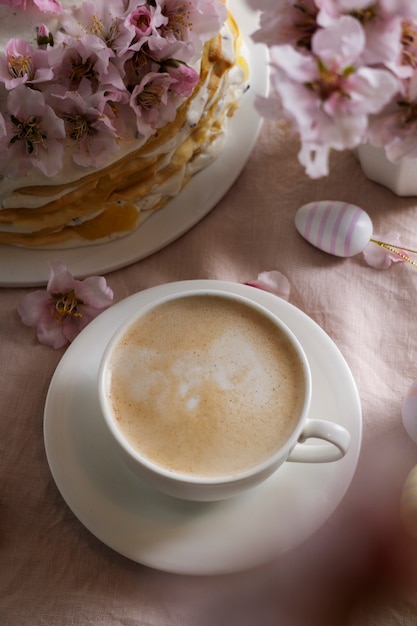 Foto draufsicht osterkaffee und dekorationen