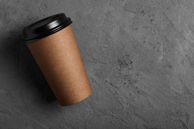 Draufsicht recycelte Kaffeetasse auf Beton