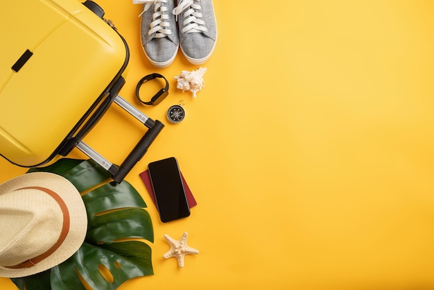 Draufsicht Reisezubehör mit Schuhkarte Smartphone mit Mockup-Bildschirmhut Touristische Essentials