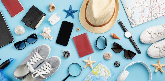 Draufsicht Reisezubehör mit Schuhkarte Smartphone mit Mockup-Bildschirmhut Touristische Essentials