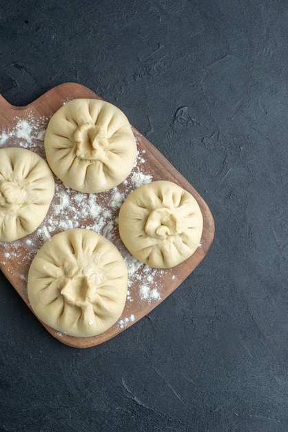 Draufsicht rohe Knödel über Schneidebrett