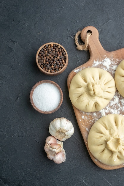 Draufsicht rohe Knödel über Schneidebrett