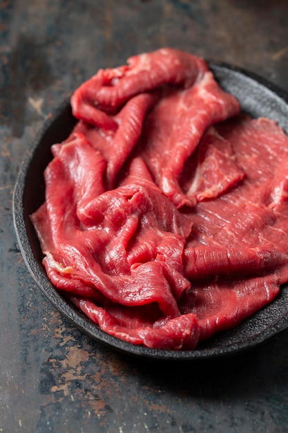 Foto draufsicht rohes fleisch auf teller