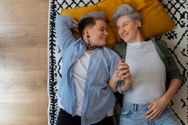 Draufsicht romantisches lesbisches paar zu hause