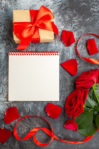 Draufsicht rote Rosen mit Geschenken zum Valentinstag auf hellgrauem Hintergrund Paar Leidenschaft Liebe Urlaub Gefühl Herz