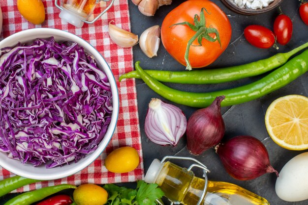 Draufsicht Rotkohlsalat mit Grüns frischem Gemüse und Eiern auf dunklem Hintergrund Foto Gesundheit Diät Essen Mahlzeit Snack Mittagessen Farbe