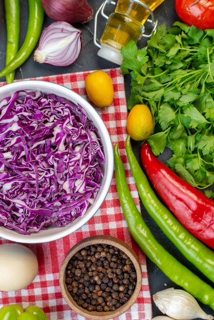 Draufsicht Rotkohlsalat mit Grüns frischem Gemüse und Eiern auf dunklem Hintergrund Foto Gesundheit Diät Farbe Essen Mahlzeit Snack Mittagessen