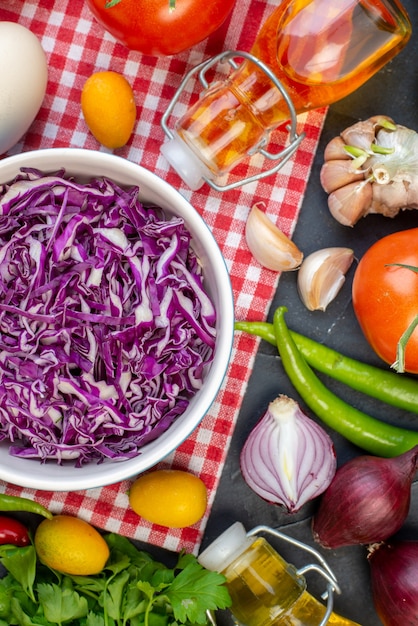 Draufsicht Rotkohlsalat mit Grüns frischem Gemüse und Eiern auf dunklem Hintergrund Foto Gesundheit Diät Farbsalat Mahlzeit Snack Mittagessen