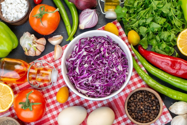 Draufsicht Rotkohlsalat mit Grüns frisches Gemüse und Eier auf dunklem Hintergrund Foto Diät Essen Mahlzeit Snack Mittagessen Farben Gesundheit