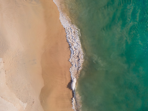 Draufsicht Sand und Meer in Sonnenuntergangszeit