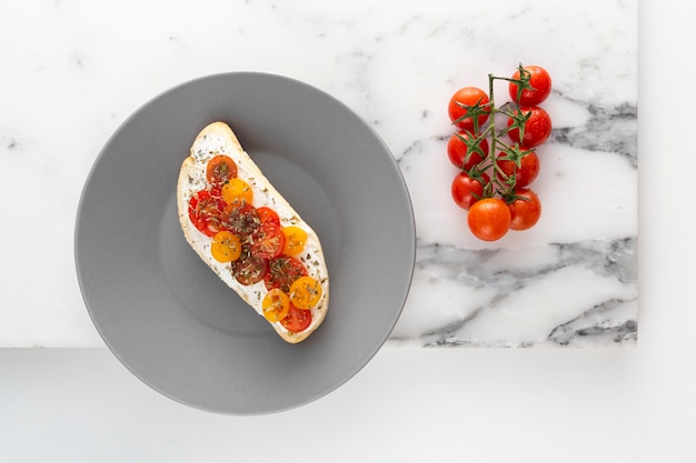 Draufsicht-Sandwich mit Frischkäse auf Teller mit Tomaten