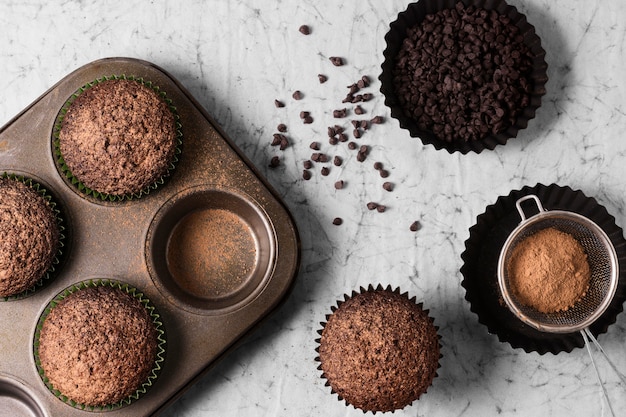 Draufsicht Schokoladencupcakes bereit, serviert zu werden