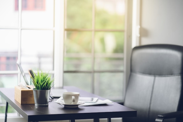 Draufsicht Schreibtisch des Arbeitstabelle im Büro