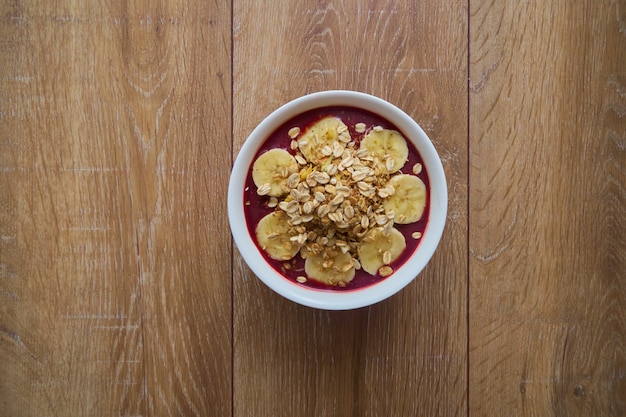 Draufsicht Schüssel mit Bananen und Müsli.