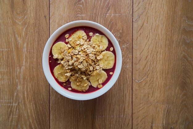 Draufsicht Schüssel mit Bananen und Müsli.