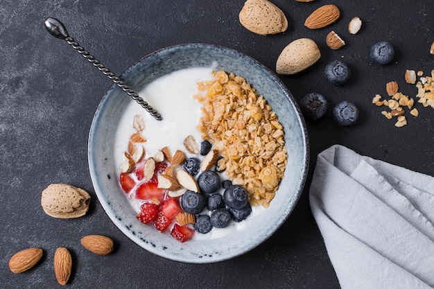 Draufsicht Schüssel mit Milch und Hafer