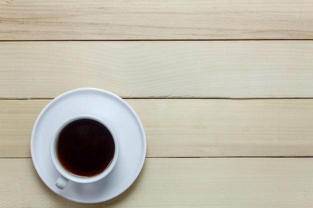 Draufsicht schwarzer Kaffee auf Holztisch.