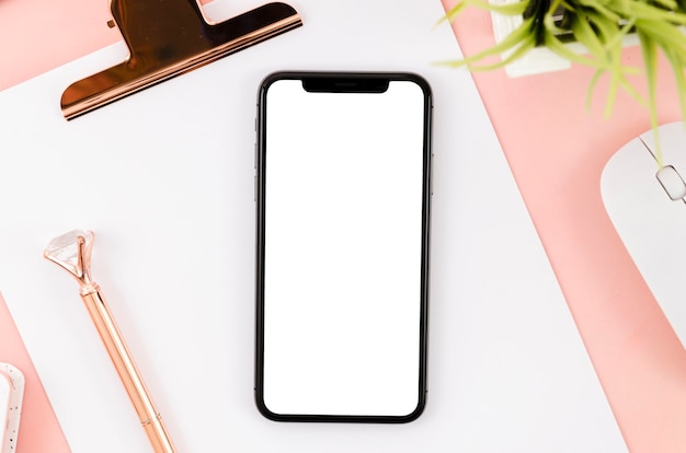 Foto draufsicht smartphone-vorlage über arbeitsbereich
