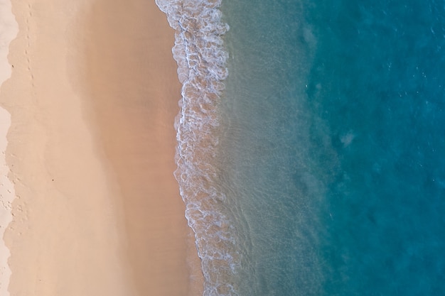 Draufsicht Sommerstrand Meer.