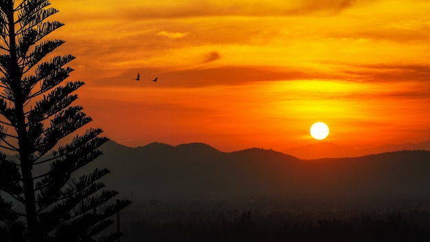 Draufsicht Sonnenuntergang über Bergkette bei Ban Krut in der Provinz Prachuap Khiri Khan, Thailand