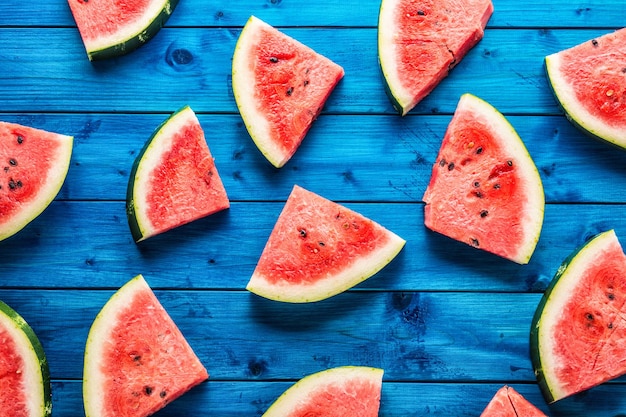 Draufsicht Stücke frischer Wassermelone auf blauem Tisch.