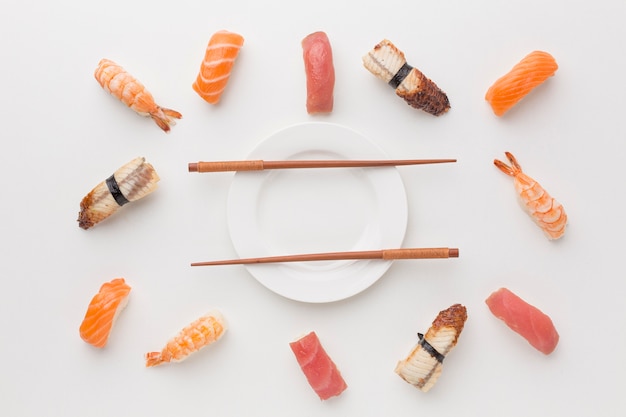 Draufsicht sushi auswahl mit stäbchen auf dem tisch