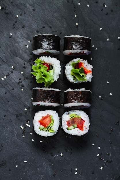 Draufsicht Sushi rollt auf dem Tisch